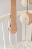 Bamboom mobile en bois avec jouets tricotés Fish Pink 779