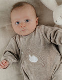 Noukie's pyjama bébé en velours beige avec broderie phoque Z2591132