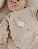 Noukie's pyjama bébé en velours écru avec broderie phoque Z2591131